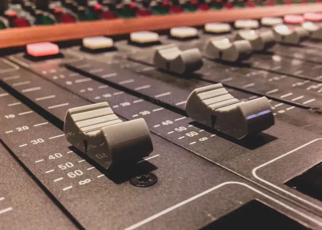 Hybrid conference broadcasting